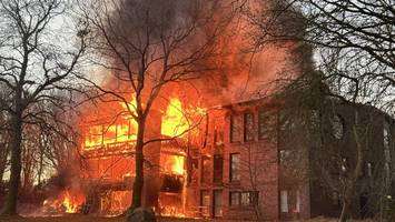 Drama nach verheerendem Hausbrand: Feuerwehr findet leblose Person