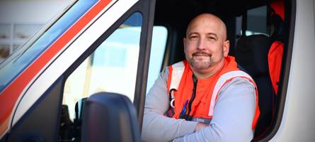 Hauptberuflicher Retter, ehrenamtlicher Lebensretter: Michael Schütz ist vor dem Rettungswagen da