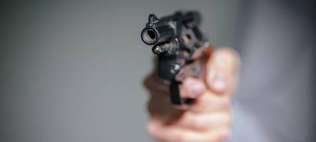 polizei stellt zwei schreckschusswaffen sicher