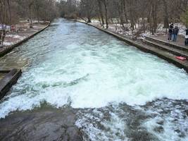 münchen: surf-verein will weitere eskalation um die eisbachwelle verhindern