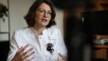 böller-verletzungen: was eine handchirurgin in der silvesternacht erlebt