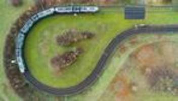 Unfall nahe Messegelände: Stadtbahn schleift Auto mit – drei Verletzte in Hannover