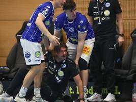 kurioser zusammenprall: schiedsrichter streckt bundesliga-trainer nieder