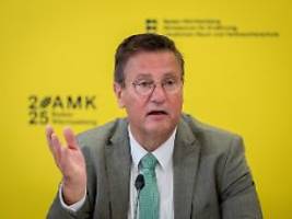 Umwelt-Negativpreis vergeben: Nabu kürt Unions-Agrarminister zu Dinosauriern des Jahres