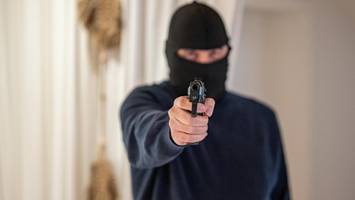 an heiligabend im eigenen haus: senioren-paar mit schusswaffe bedroht