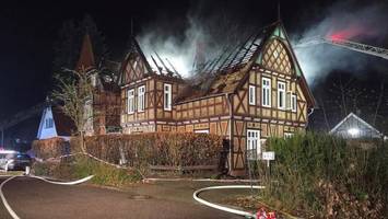 Fachwerkhaus geht in Flammen auf – drei Personen vermisst