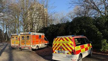 feuer im altenheim: pfleger löschen papierkorb und räumen station