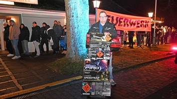 feuerwerksfans stehen in wilstorf schon vor sonnenaufgang schlange