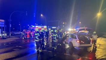 Schwerer Verkehrsunfall: Mehrere Verletzte nach Frontalcrash nahe A23