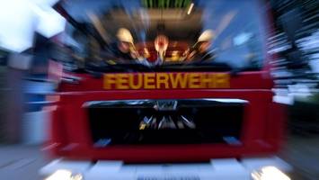 Wohnhaus in Glinde in Flammen – Person aus Dachgeschoss gerettet
