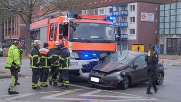 feuerwehrauto und pkw kollidieren – autofahrer schwer verletzt