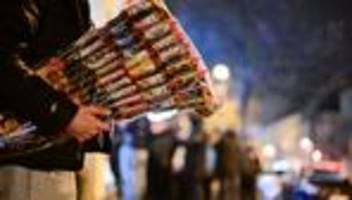 An der Bundesstraße 3: Autos mit Silvesterfeuerwerk beschossen - Zeugen gesucht