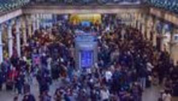 Bahnverkehr zeitweise gestoppt: Chaos vor Silvester: Zugverkehr durch Eurotunnel gestört