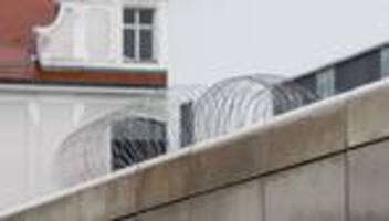 bestechungsverdacht: handys und drogen in die jva geschleust? beamtin in u-haft