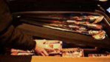 Diebstahl von Feuerwerk: Unbekannte stehlen Raketen und Böller aus Baumarkt-Lager