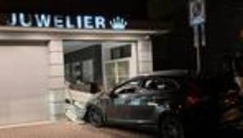 Kriminalität: Unbekannte rasen mit gestohlenem Auto in Juweliergeschäft