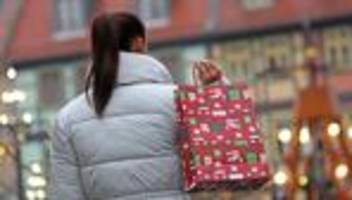 Umfrage: Was Menschen mit ungeliebten Weihnachtsgeschenken machen