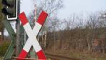 Unfälle: Güterzug stößt mit Auto zusammen – Fahrer schwer verletzt