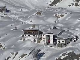 100 skifahrer werden evakuiert: seilbahn-kabine kracht in italienischen alpen gegen bergstation