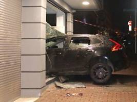 blitzeinbruch in kleve: diebe rasen mit geklautem volvo in juweliergeschäft