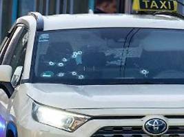 gezielter anschlag? : schüsse auf taxi-fahrgast mitten in düsseldorfer innenstadt