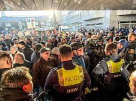 heute doch keine Öffnung mehr: polizei muss überfallene sparkasse vor kunden schützen