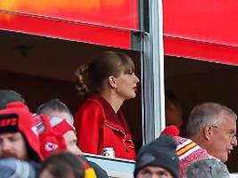 ich war wie gelähmt: taylor swift gibt stadionmitarbeiterin imposantes trinkgeld
