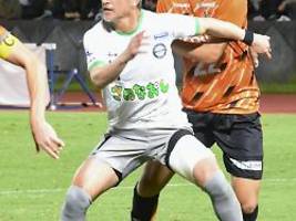 king kazu hat noch nicht genug: Ältester fußballprofi der welt will mit fast 59 jahren geschichte schreiben