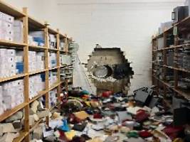 noch keine spur zu tätern: nach einbruch in tresorraum soll sparkassenfiliale wieder öffnen