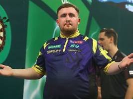Titelträger im Viertelfinale: Luke Littler wird nach Zittersieg bei Darts-WM ausgebuht