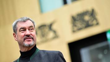 markus söder auf krücken – „lange habe ich es vor mir hergeschoben“