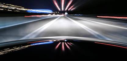 verkehr: trügerische sicherheit – wie uns moderne pkw zum rasen verleiten