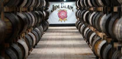jim beam und jack daniel's: warum amerikanische whiskey-firmen auf ihrem bourbon sitzen bleiben