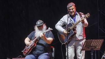 bernd begemann im knust: „trinkt, so viel ihr könnt, dann klingt es viel besser“