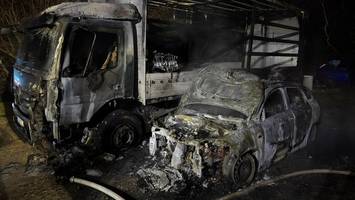 flammen zerstören auto und lastwagen auf parkplatz: war es brandstiftung?