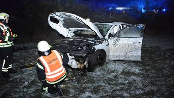 Fünfköpfige Familie im Porsche verunglückt auf verschneiter A1