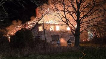 großfeuer an der nordsee: bauernhof brennt komplett nieder