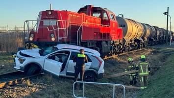 Nach Kollision: Diesellok schiebt Auto 100 Meter über Bahngleise