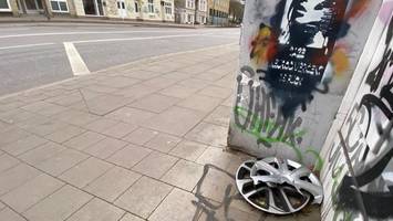 max-brauer-allee: diese kleine verkehrsinsel ist ein radkappen-grab