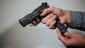 schüsse mit „vogelschreck“ auf kinder – wohnung von mann (44) durchsucht