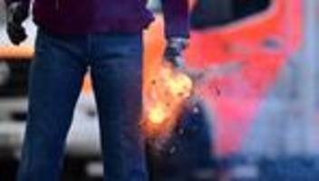 Brände: Geparktes Auto brennt - vermutlich wegen Feuerwerkskörpers