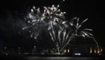 Jahreswechsel: Menschen begrüßen neues Jahr im Nordosten