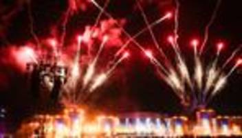 Jahreswechsel: Menschen in Hamburg feiern das neue Jahr