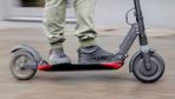 Lebensgefährlicher Unfall: 57-Jähriger bei E-Scooter-Sturz lebensgefährlich verletzt