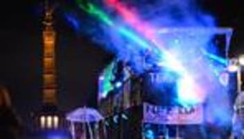 Silvester: Hunderte Menschen feiern bei Party nahe der Siegessäule