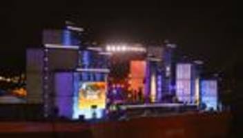 Silvester: Tausende feiern bei ZDF-Silvestershow im Hamburger Hafen