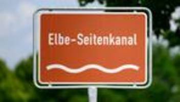 Unfall: Junger Mann fährt mit Auto in Elbe-Seitenkanal