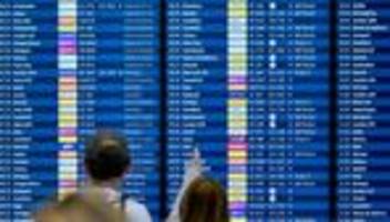 Verkehr: Winterwetter in Berlin - Kaum Verspätungen am BER