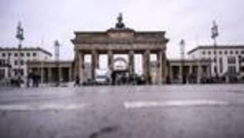 Wetter: Schnee und Glätte zum Start in den Silvestertag