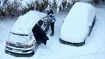 polen: heftiger schneefall sorgt für kilometerlangen stau in polen